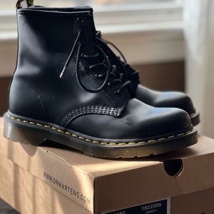 Women’s standard fit Dr. Marten combat Boot in Smooth Black 8